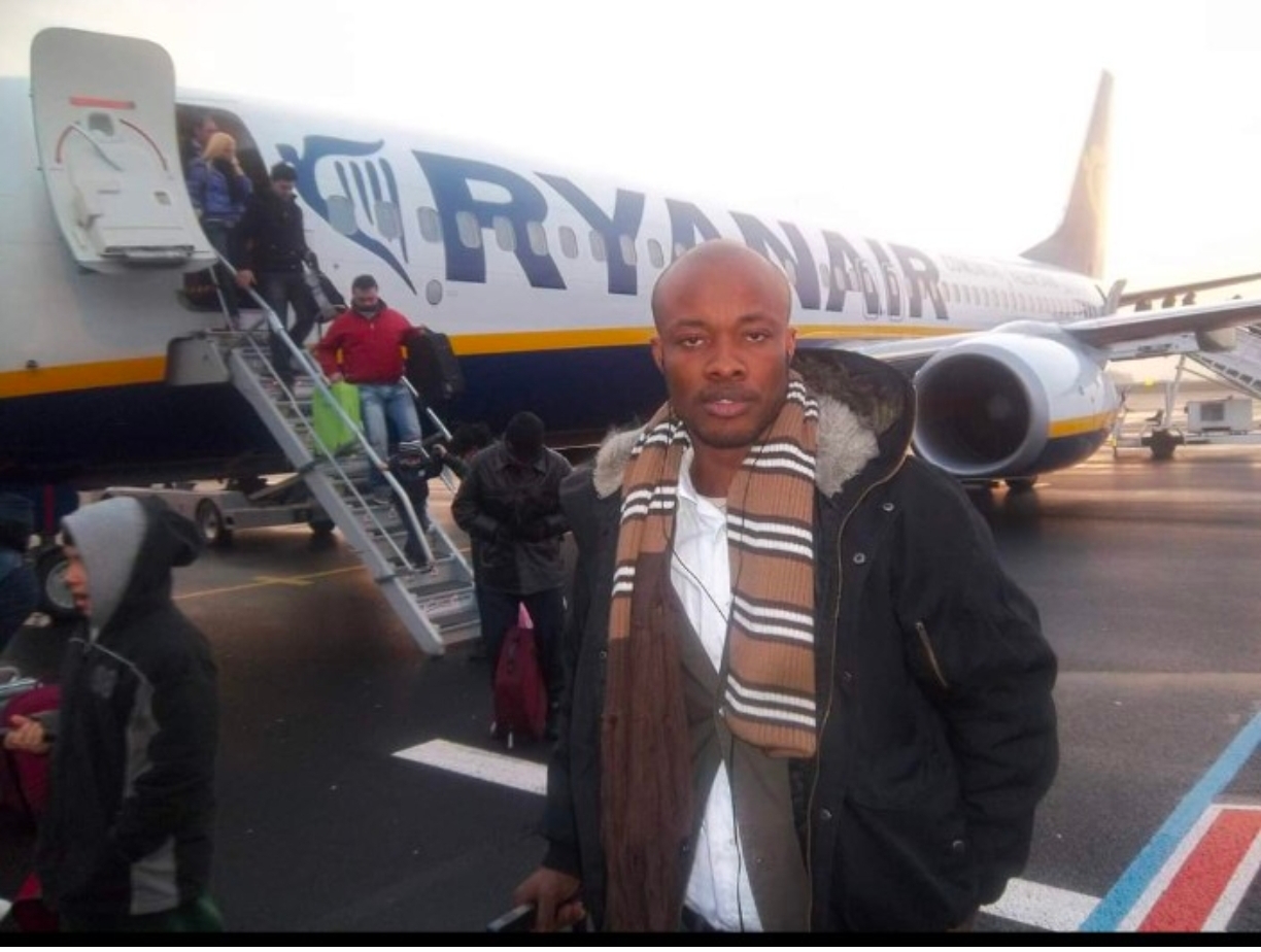 Naki Pistis — Arrivée en Europe, aéroport Ryanair